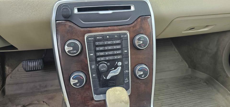 Volvo XC70 2012 - Image 9