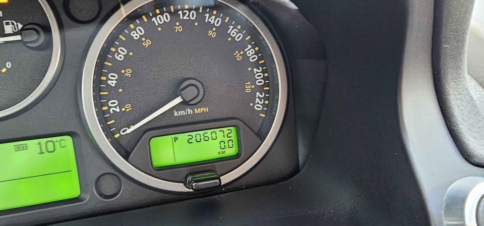 Land Rover LR2 2010 - Image 8