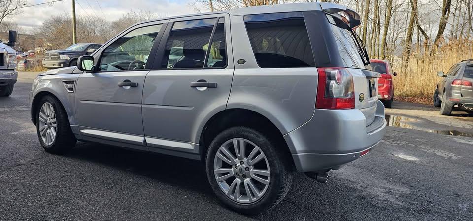 Land Rover LR2 2010 - Image 2